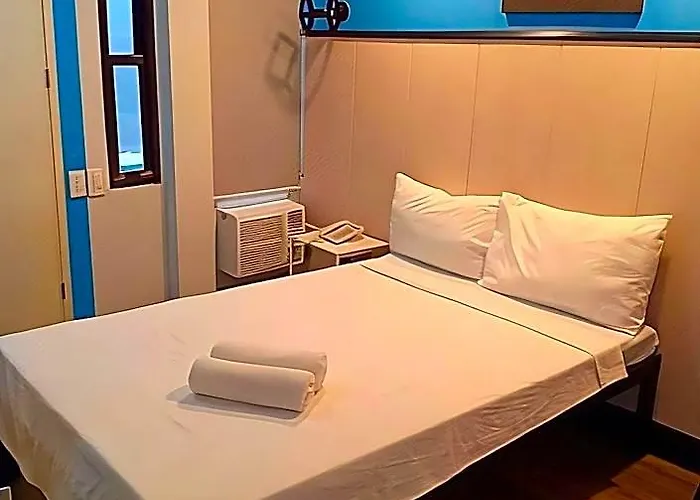 Отель Maine Residences Leveriza Pasay